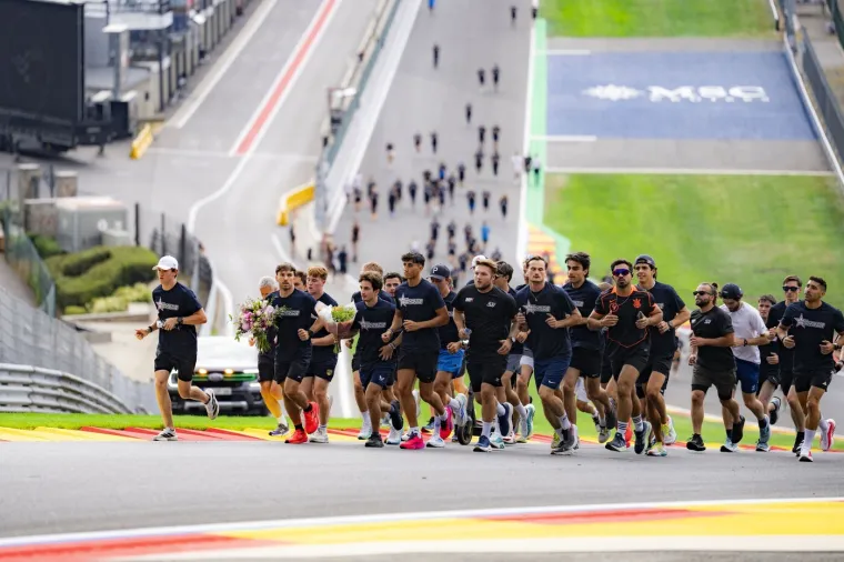 Zvijezde F1 položile cvijeće za poginulog kolegu: Pogledajte tko je do&scaron;ao