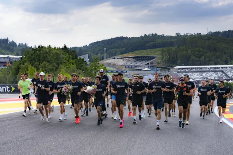 Zvijezde F1 položile cvijeće za poginulog kolegu: Pogledajte tko je do&scaron;ao
