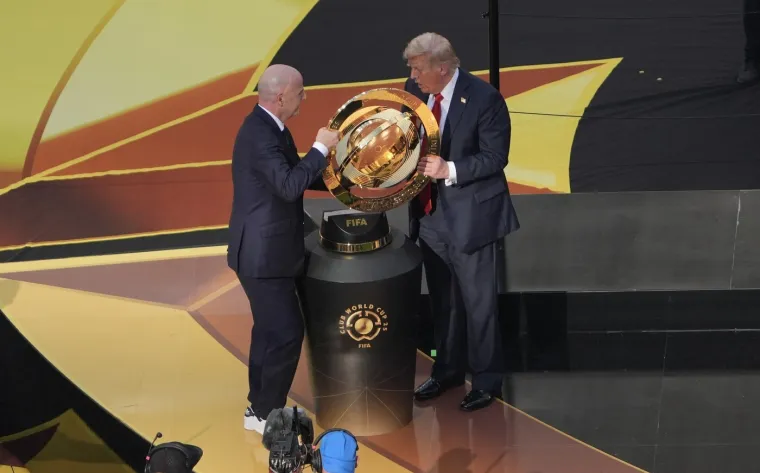 Kur&scaron;lus na pozornici zbog Trumpa: Igrači gledali u čudu, a Infantino ga nagradio vrijednim poklonom