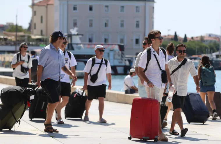 Pogledi su bili uprti u nju: Djevojka u kratkim hlačama izazvala pažnju na splitskoj Rivi