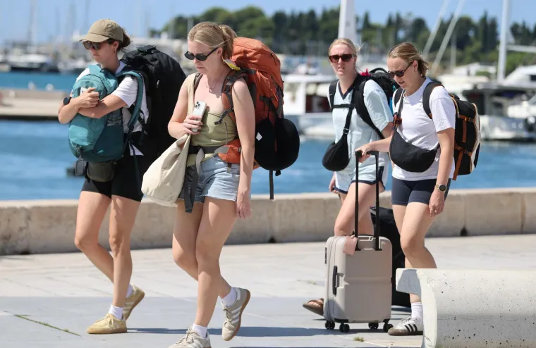 Pogledi su bili uprti u nju: Djevojka u kratkim hlačama izazvala pažnju na splitskoj Rivi