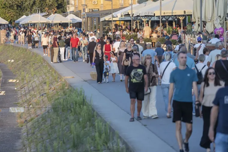 Promenada je vrvjela ljudima, a među legicama je i ovaj put bilo te&scaron;ko izabrati najljep&scaron;u