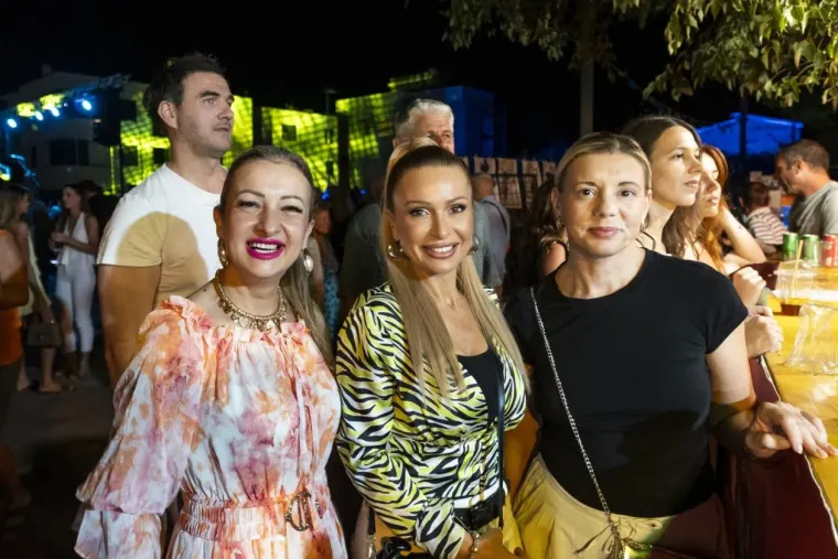 Tko kaže da je Giuliano bio jedina zvijezda večeri? Lijepa brineta privukla je sve poglede