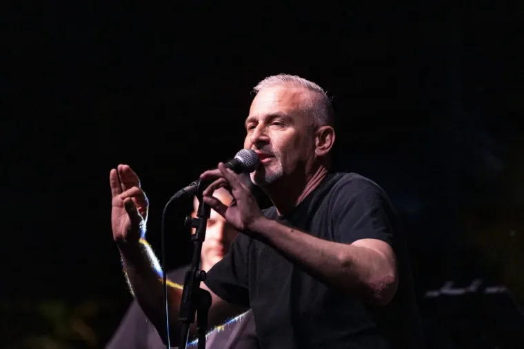 Tko kaže da je Giuliano bio jedina zvijezda večeri? Lijepa brineta privukla je sve poglede