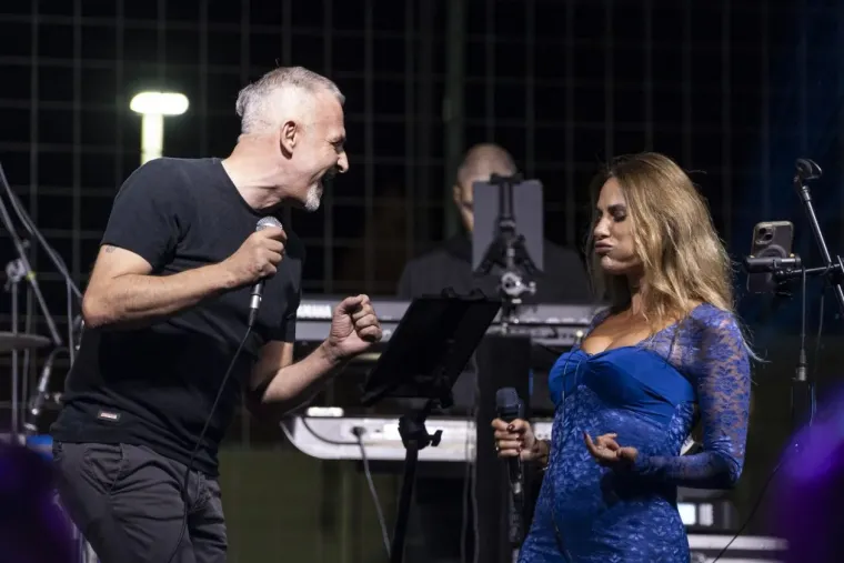 Tko kaže da je Giuliano bio jedina zvijezda večeri? Lijepa brineta privukla je sve poglede