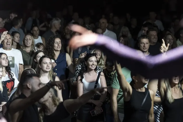 Tko kaže da je Giuliano bio jedina zvijezda večeri? Lijepa brineta privukla je sve poglede