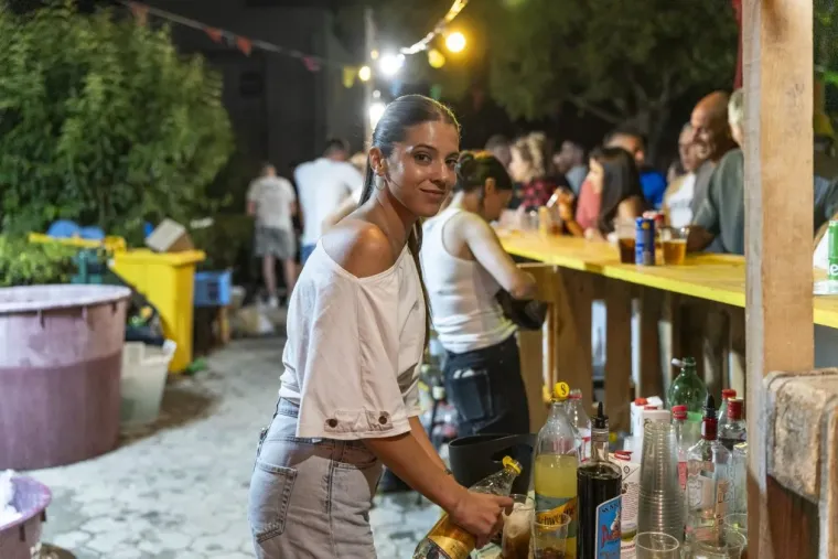 Tko kaže da je Giuliano bio jedina zvijezda večeri? Lijepa brineta privukla je sve poglede