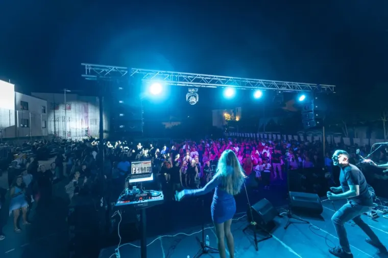 Tko kaže da je Giuliano bio jedina zvijezda večeri? Lijepa brineta privukla je sve poglede