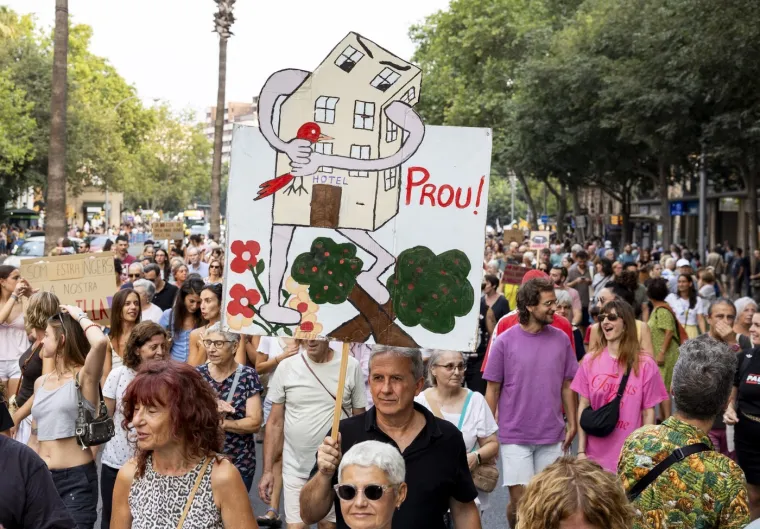 Eksplodirao bijes u turističkom raju: Letjele boce i gumeni meci, ima ozlijeđenih