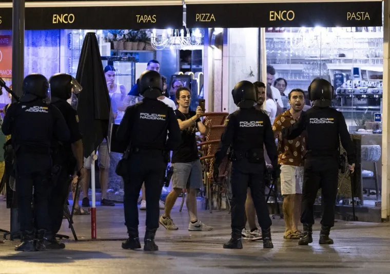Eksplodirao bijes u turističkom raju: Letjele boce i gumeni meci, ima ozlijeđenih