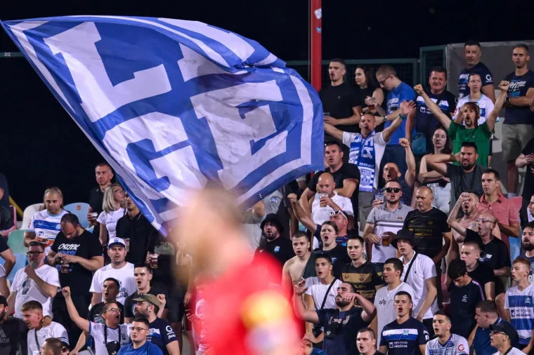 Plavu&scaron;a u ljetnoj haljini stigla na tribinu, a utakmicu vi&scaron;e nitko nije ni gledao