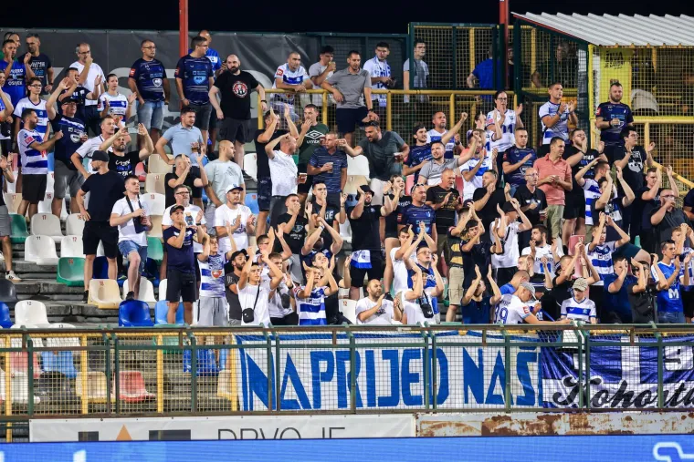Plavu&scaron;a u ljetnoj haljini stigla na tribinu, a utakmicu vi&scaron;e nitko nije ni gledao