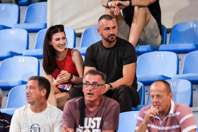Plavu&scaron;a u ljetnoj haljini stigla na tribinu, a utakmicu vi&scaron;e nitko nije ni gledao
