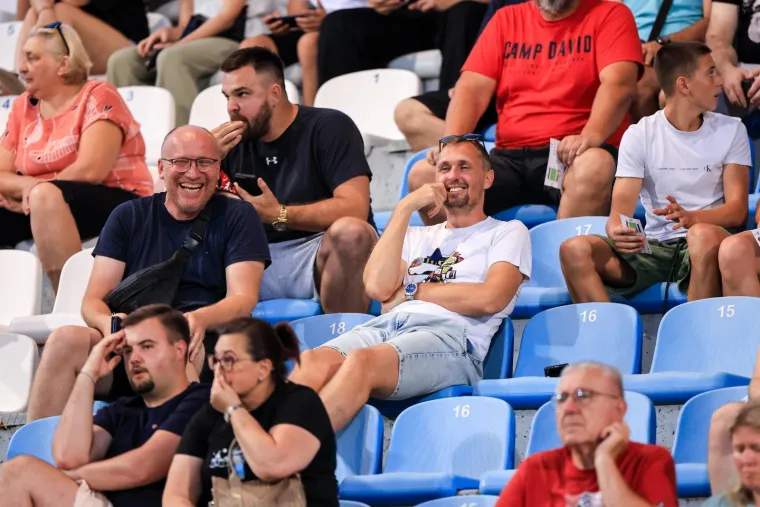 Plavu&scaron;a u ljetnoj haljini stigla na tribinu, a utakmicu vi&scaron;e nitko nije ni gledao