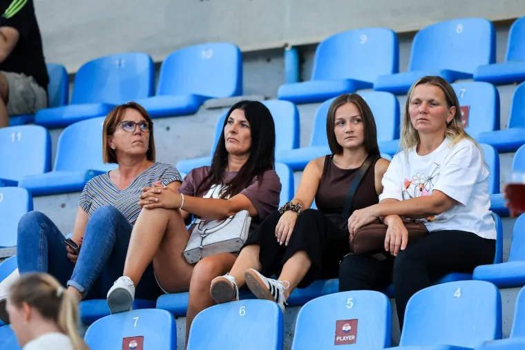 Plavu&scaron;a u ljetnoj haljini stigla na tribinu, a utakmicu vi&scaron;e nitko nije ni gledao