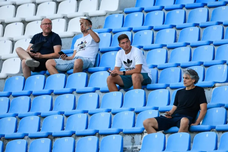 Plavu&scaron;a u ljetnoj haljini stigla na tribinu, a utakmicu vi&scaron;e nitko nije ni gledao