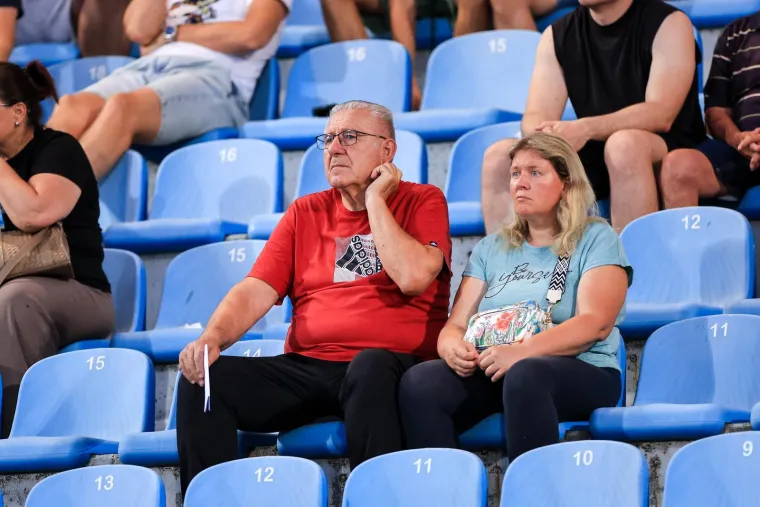 Plavu&scaron;a u ljetnoj haljini stigla na tribinu, a utakmicu vi&scaron;e nitko nije ni gledao