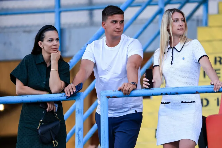 Plavu&scaron;a u ljetnoj haljini stigla na tribinu, a utakmicu vi&scaron;e nitko nije ni gledao
