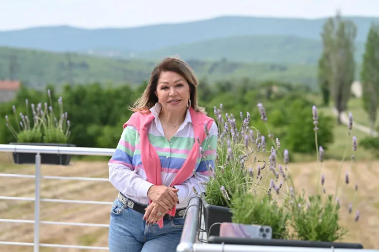 Glamur i neiscrpna energija i u 75. godini: Pogledajte najbolja izdanja žene koja prkosi godina