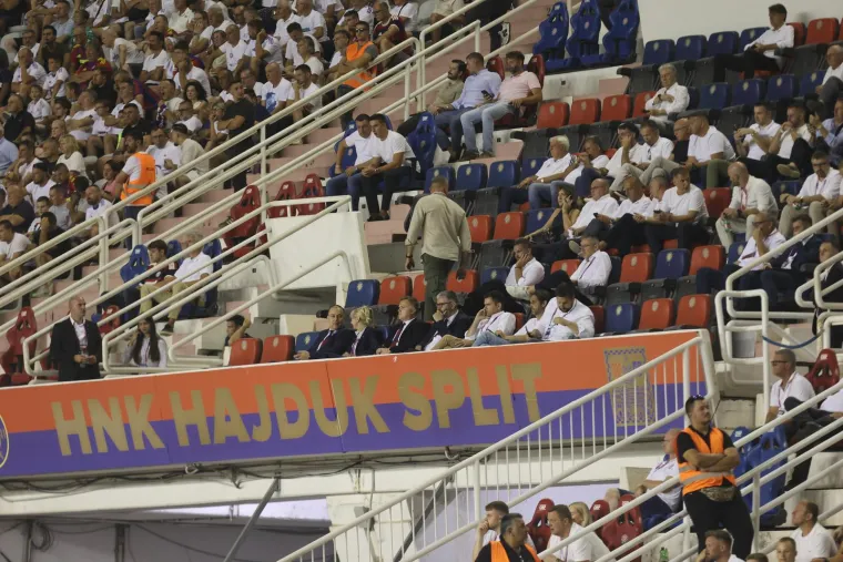 Pogledajte tko se pojavio u loži Hajduka: Plavu&scaron;a s kultnom zastavom je ukrala 'show'
