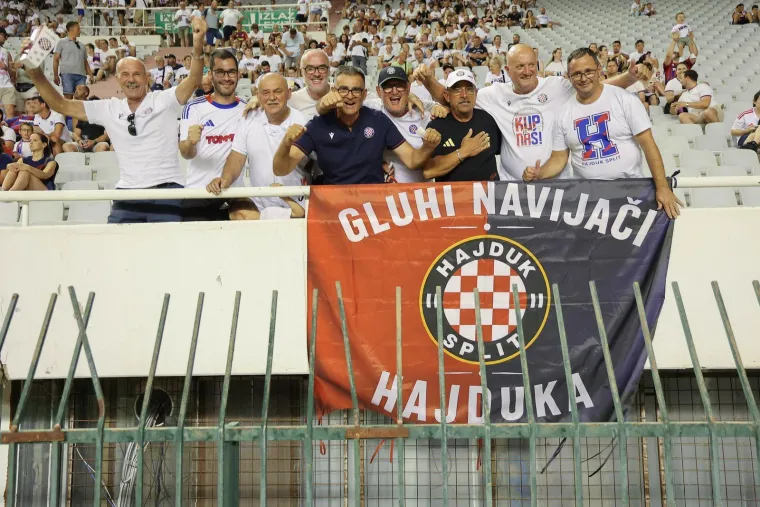 Pogledajte tko se pojavio u loži Hajduka: Plavu&scaron;a s kultnom zastavom je ukrala 'show'