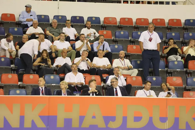Pogledajte tko se pojavio u loži Hajduka: Plavu&scaron;a s kultnom zastavom je ukrala 'show'
