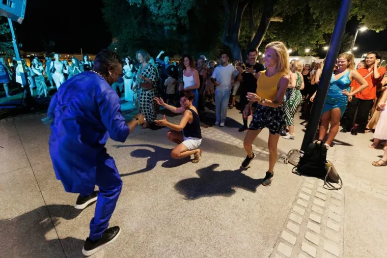 Jedna od onih žena koje odmah zapnu za oko: Brineta u plavom postala prizor večeri