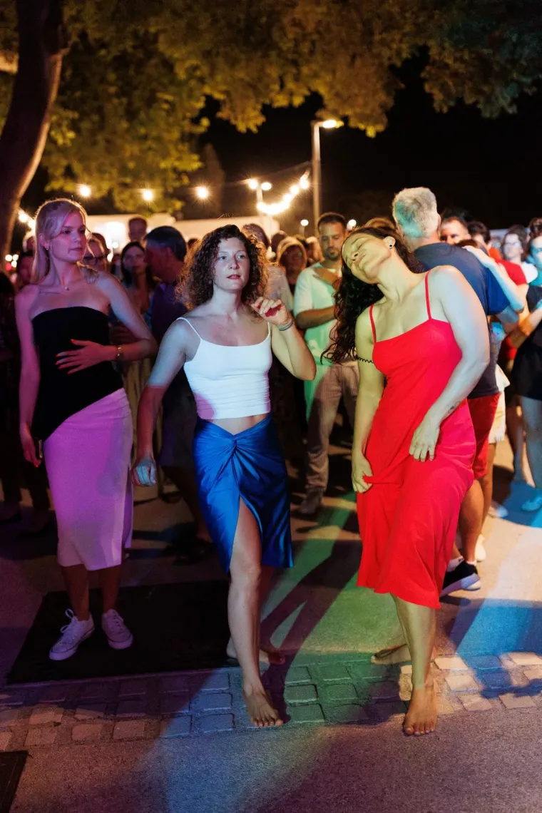 Jedna od onih žena koje odmah zapnu za oko: Brineta u plavom postala prizor večeri