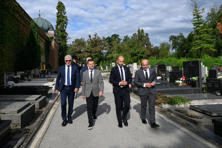 Državni vrh polaganjem vijenaca odao počast žrtvama totalitarizma: 'Ne ponovilo se'