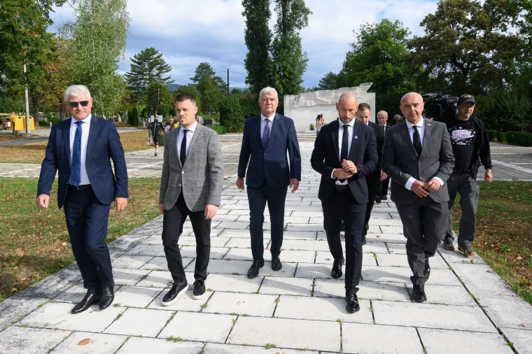 Državni vrh polaganjem vijenaca odao počast žrtvama totalitarizma: 'Ne ponovilo se'
