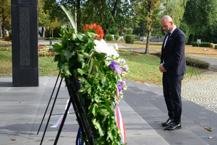 Državni vrh polaganjem vijenaca odao počast žrtvama totalitarizma: 'Ne ponovilo se'