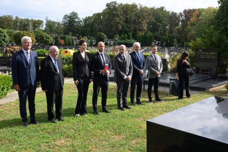 Državni vrh polaganjem vijenaca odao počast žrtvama totalitarizma: 'Ne ponovilo se'