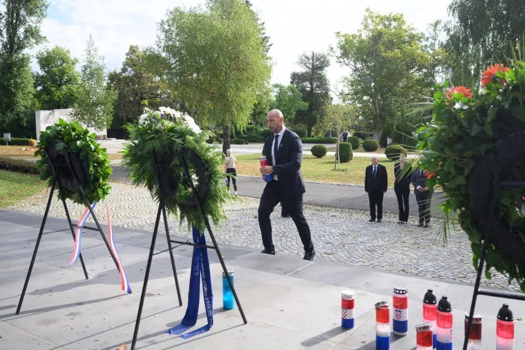 Državni vrh polaganjem vijenaca odao počast žrtvama totalitarizma: 'Ne ponovilo se'