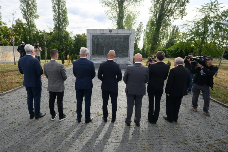 Državni vrh polaganjem vijenaca odao počast žrtvama totalitarizma: 'Ne ponovilo se'
