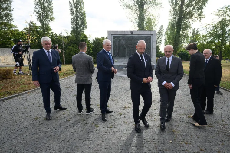 Državni vrh polaganjem vijenaca odao počast žrtvama totalitarizma: 'Ne ponovilo se'