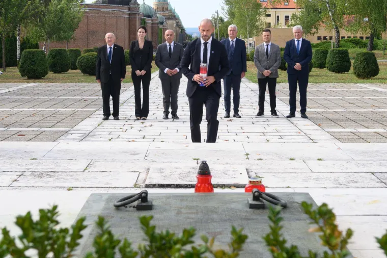 Državni vrh polaganjem vijenaca odao počast žrtvama totalitarizma: 'Ne ponovilo se'
