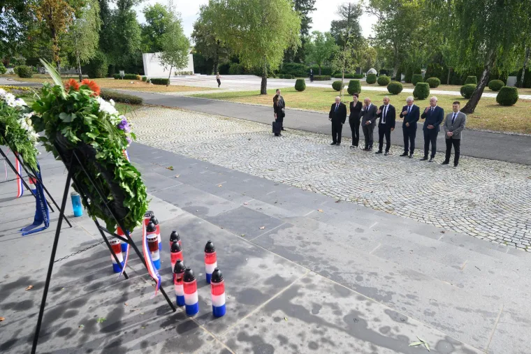 Državni vrh polaganjem vijenaca odao počast žrtvama totalitarizma: 'Ne ponovilo se'
