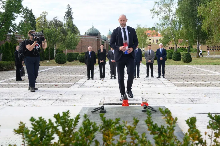 Državni vrh polaganjem vijenaca odao počast žrtvama totalitarizma: 'Ne ponovilo se'