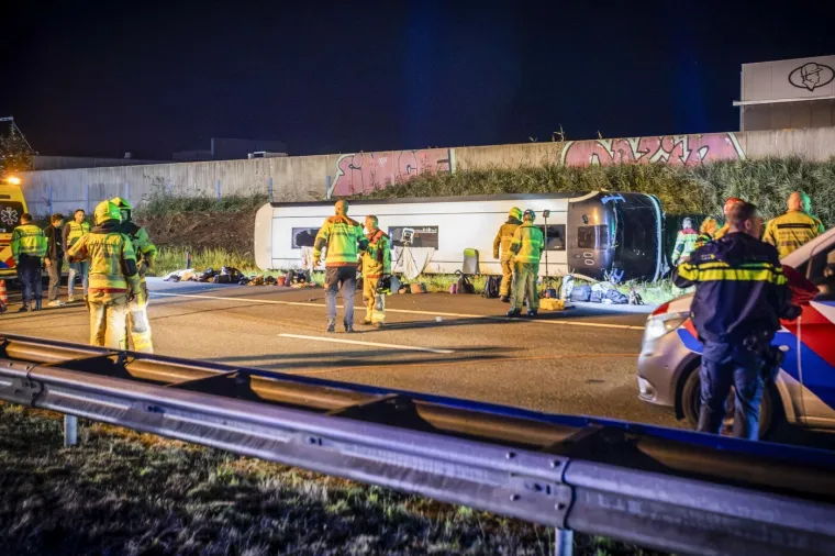 Stravični prizori s nizozemske autoceste nakon sudara autobusa i dostavnog vozila