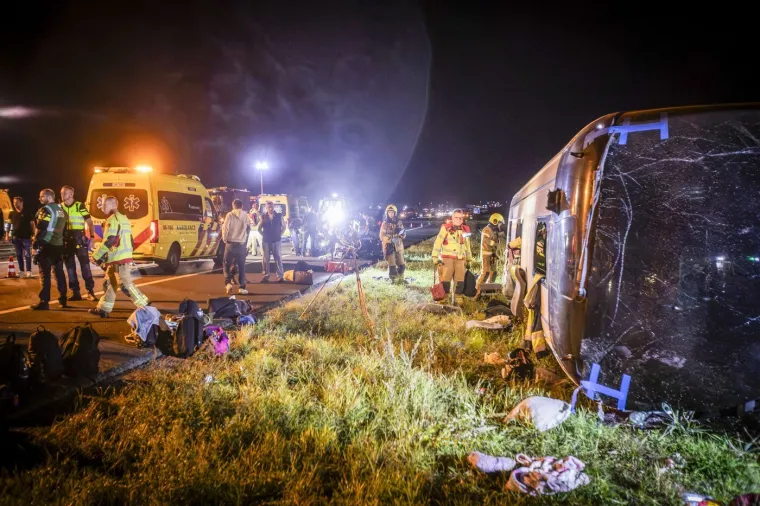 Stravični prizori s nizozemske autoceste nakon sudara autobusa i dostavnog vozila