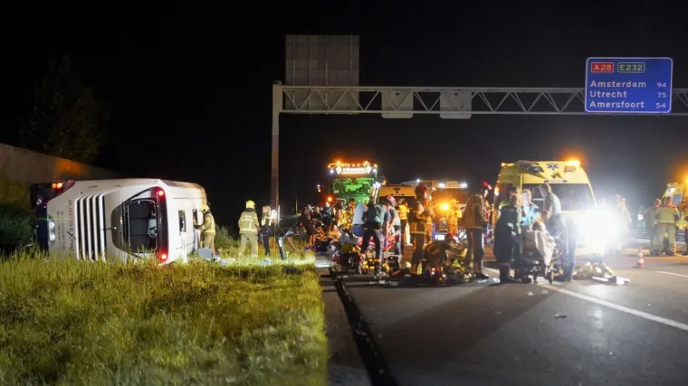 Stravični prizori s nizozemske autoceste nakon sudara autobusa i dostavnog vozila