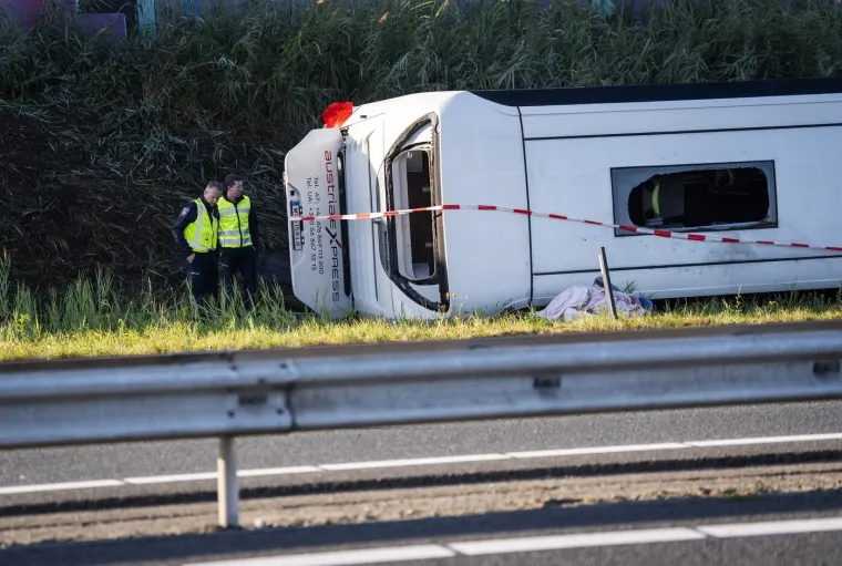 Stravični prizori s nizozemske autoceste nakon sudara autobusa i dostavnog vozila
