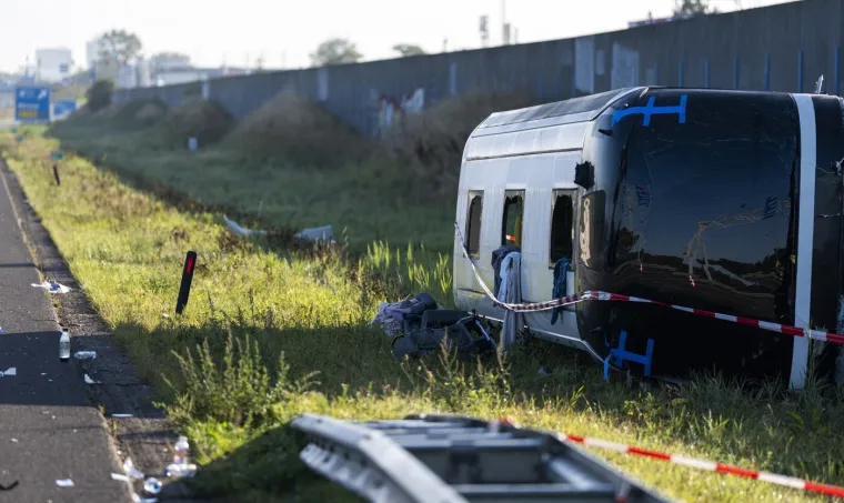 Stravični prizori s nizozemske autoceste nakon sudara autobusa i dostavnog vozila