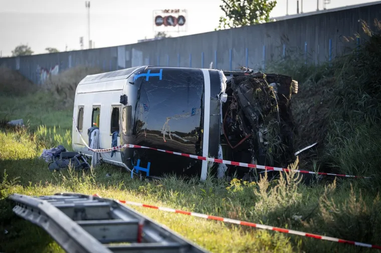 Stravični prizori s nizozemske autoceste nakon sudara autobusa i dostavnog vozila