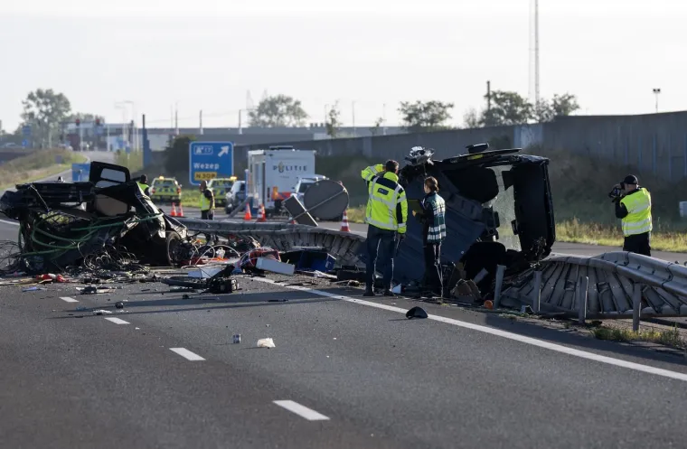 Stravični prizori s nizozemske autoceste nakon sudara autobusa i dostavnog vozila