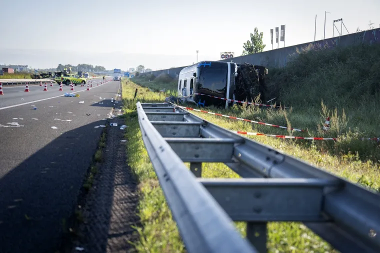 Stravični prizori s nizozemske autoceste nakon sudara autobusa i dostavnog vozila