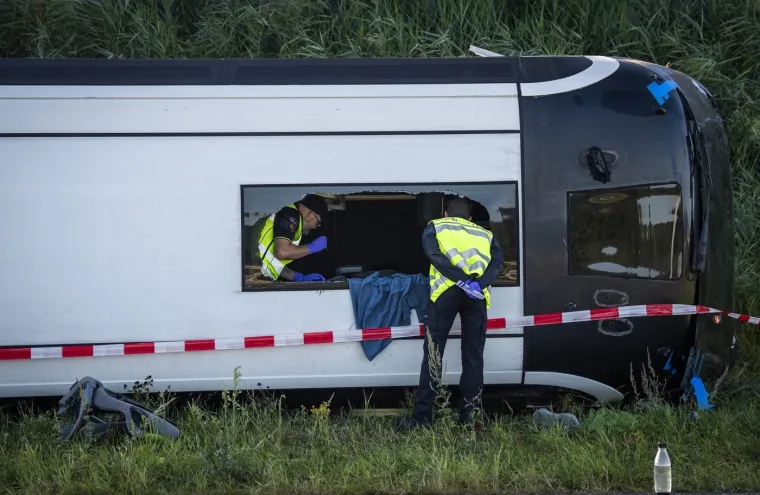 Stravični prizori s nizozemske autoceste nakon sudara autobusa i dostavnog vozila