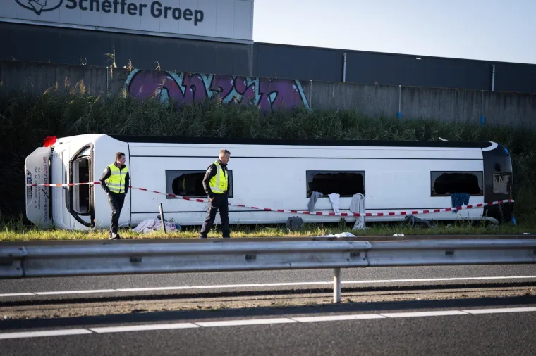 Stravični prizori s nizozemske autoceste nakon sudara autobusa i dostavnog vozila