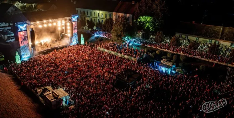 Ova fotka iz zraka govori sve! Znate li za koji bend je nastala ovakva gužva u Varaždinu?