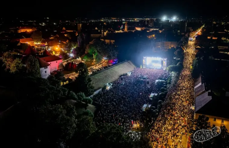 Ova fotka iz zraka govori sve! Znate li za koji bend je nastala ovakva gužva u Varaždinu?